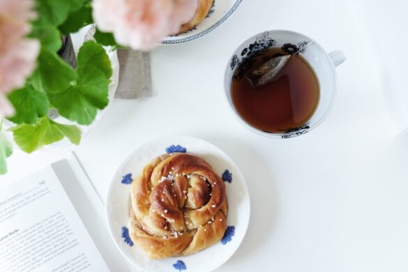 baked bread serving on white and blue plate