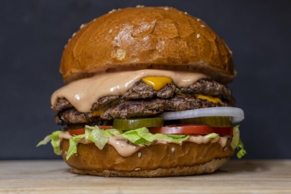burger with lettuce and tomatoes
